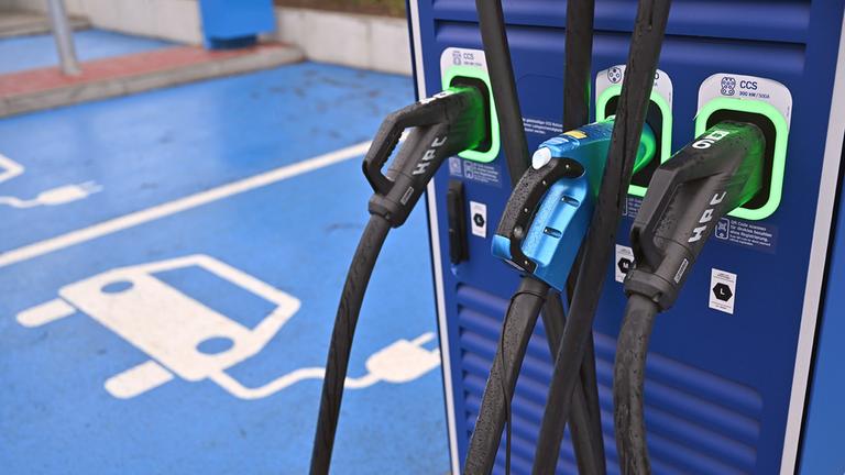 Ein Piktogramm zeigt den Stellplatz neben einer Ladesäule für E-Autos