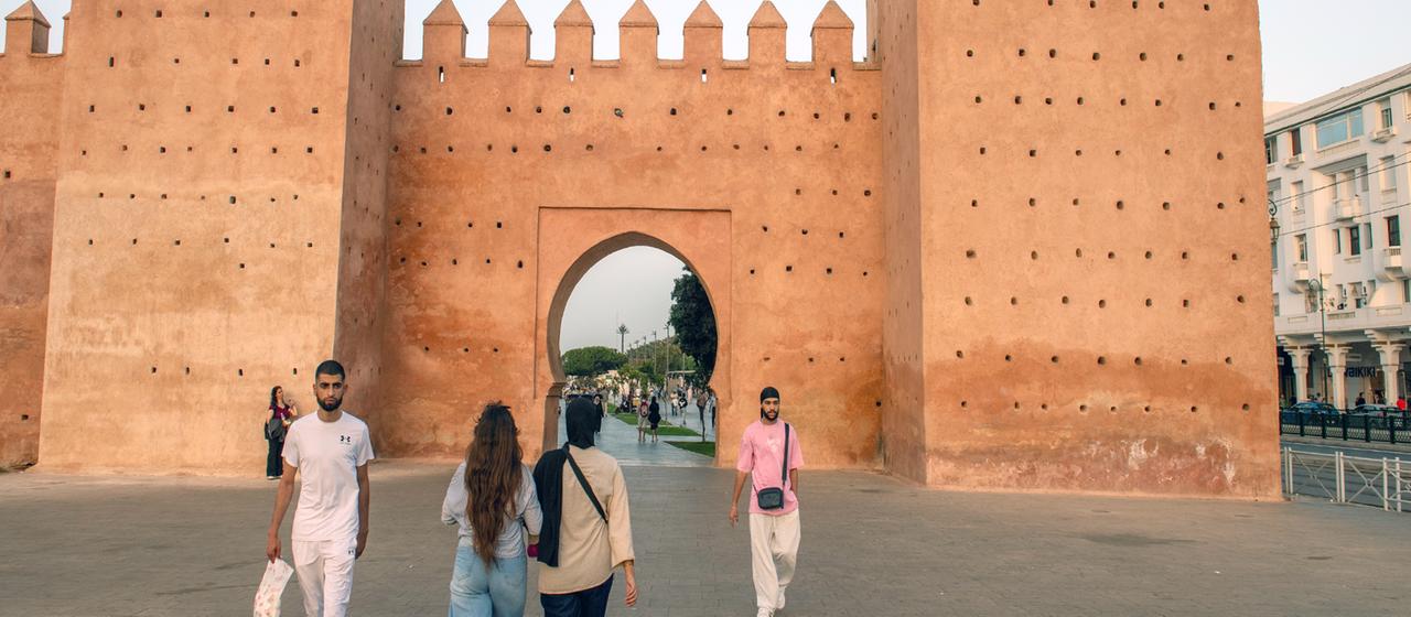 Menschen vor einem Torbogen in Rabat, Marokko