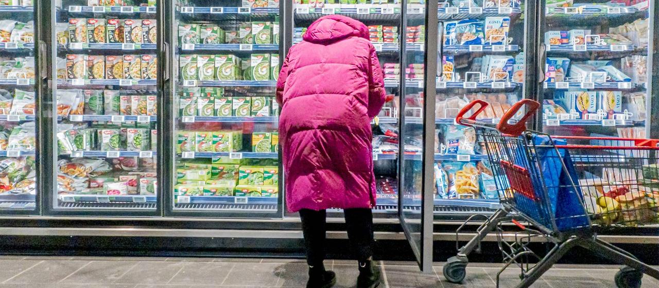 Kundin in einem Supermarkt.