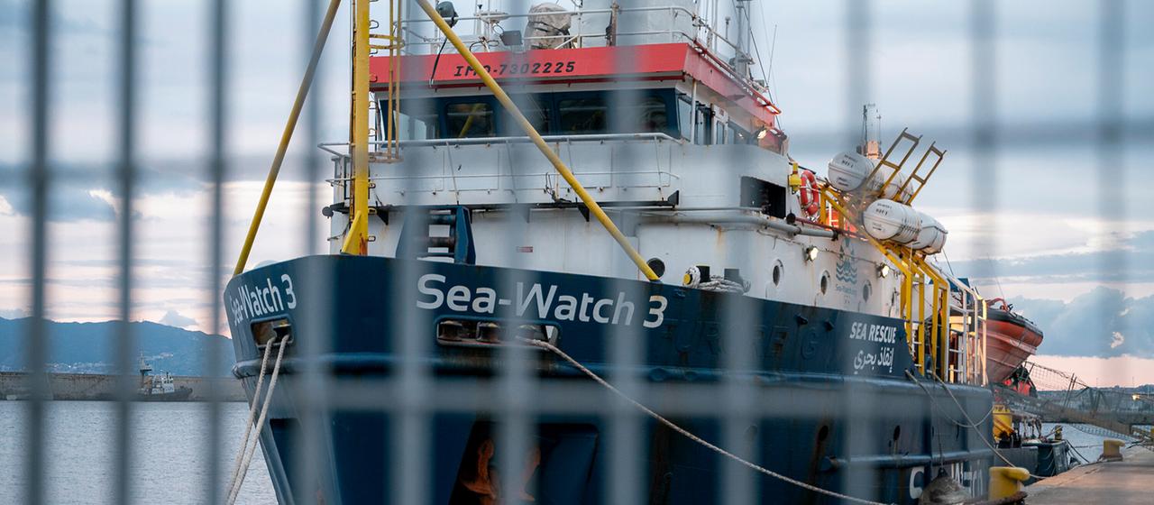  Deutsches Seenotrettungsschiff "Sea-Watch 3" liegt im Hafen von Reggio Calabria (Italien). 