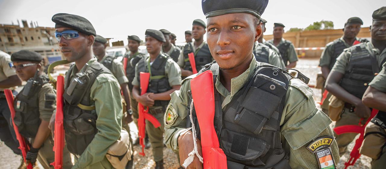 Auszubildende Polizisten der nigrischen Grenzschutzkompanie stehen nach einer Vorführung bei der zivile EU-Unterstützungsmission EUCAP Sahel Niger. 