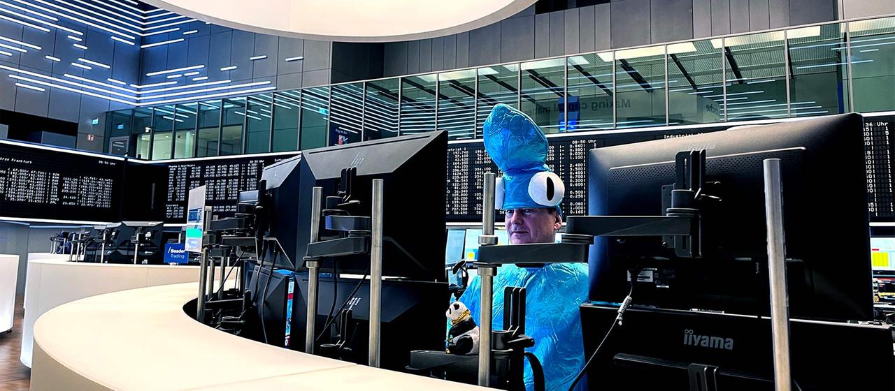 Ein zu Fastnacht kostümierter Händler an der Börse Frankfurt.