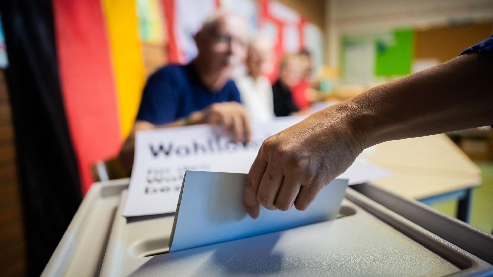 Eine Person wirft den Stimmzettel im Wahllokal in der Werbellinsee-Grundschule in Tempelhof-SchÃ¶neberg in eine Wahlurne. | Christoph Soeder/dpa