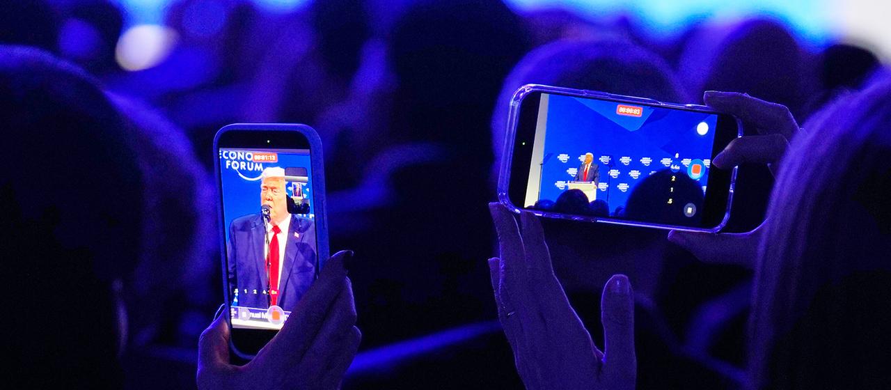 Menschen filmen Donald Trump während seiner Rede auf dem Weltwirtschaftsforum in Davos mit ihren Handys.