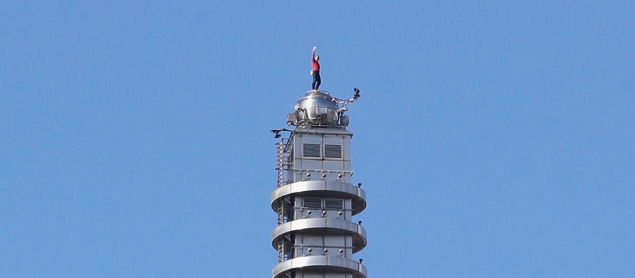 Der US-amerikanische Freeclimber Alex Honnold steht auf der Spitze des "Taipei 101" in Taiwans Hauptstadt Taipeh.