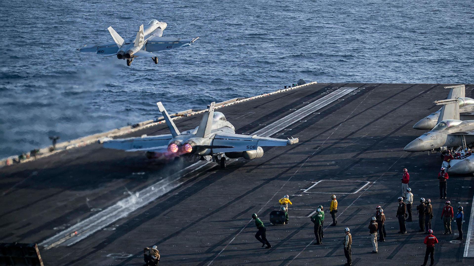 Kampfjets heben von der Plattform eines Flugzeugträgers ab. (Archivbild: 9.5.2026) | AFP PHOTO / US NAVY / NAVCENT PUBLIC AFFAIRS