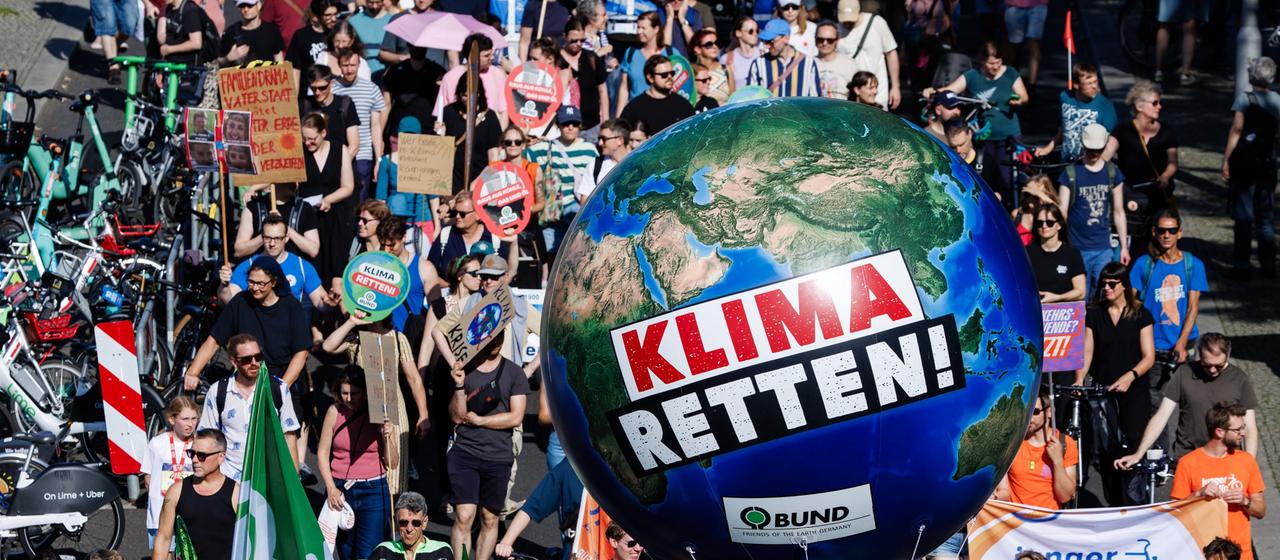 Teilnehmer einer Protestaktion von Fridays for Future bei einem Marsch durch Berlin.
