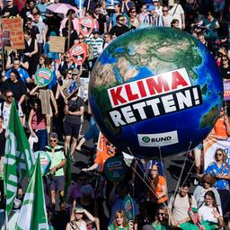 Teilnehmer einer Protestaktion von Fridays for Future bei einem Marsch durch Berlin.