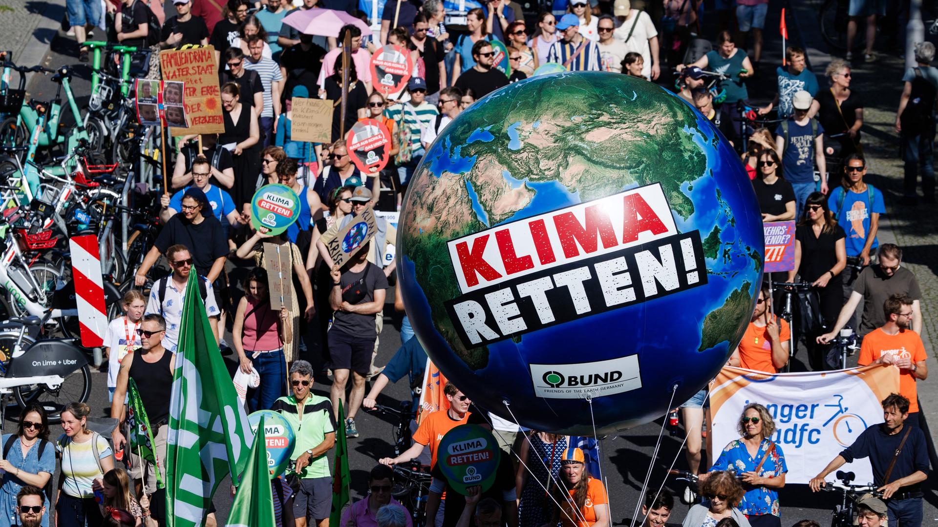 Teilnehmer einer Protestaktion von Fridays for Future bei einem Marsch durch Berlin. | EPA