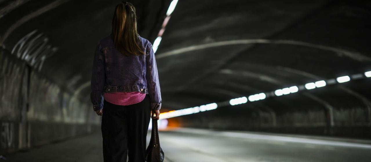 Eine Frau läuft am Abend durch einen dunklen Tunnel mit geringer Beleuchtung in Duisburg, Nordrhein-Westfalen. | dpa Eine Frau läuft am Abend durch einen dunklen Tunnel mit geringer Beleuchtung in Duisburg, Nordrhein-Westfalen.