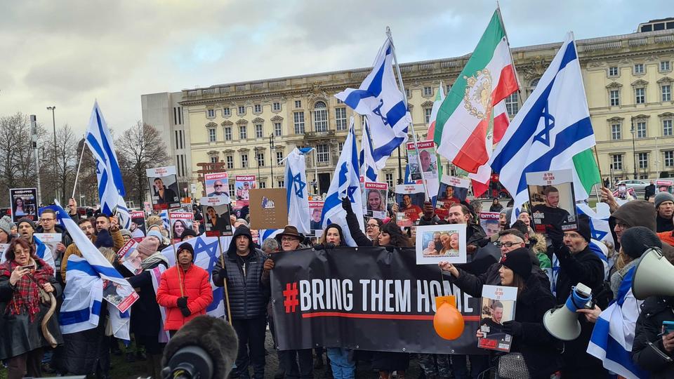 Teilnehmer einer Demonstration zum Gedenken an die israelischen Geiseln der Hamas