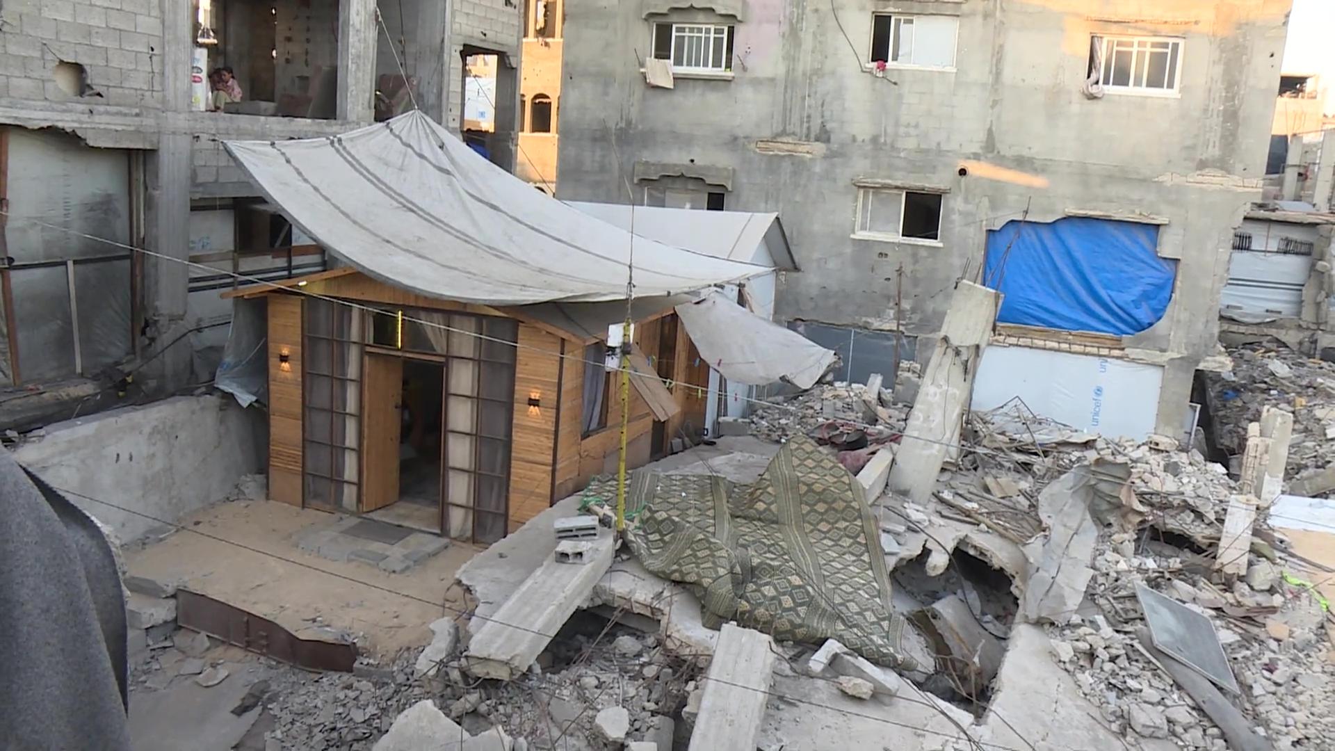 Sendungsbild Gaza Blockhütte Trümmer | ARD-aktuell