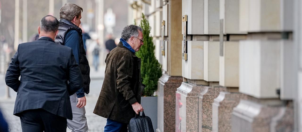 Steve Witkoff geht in ein Gebäude in Berlin.