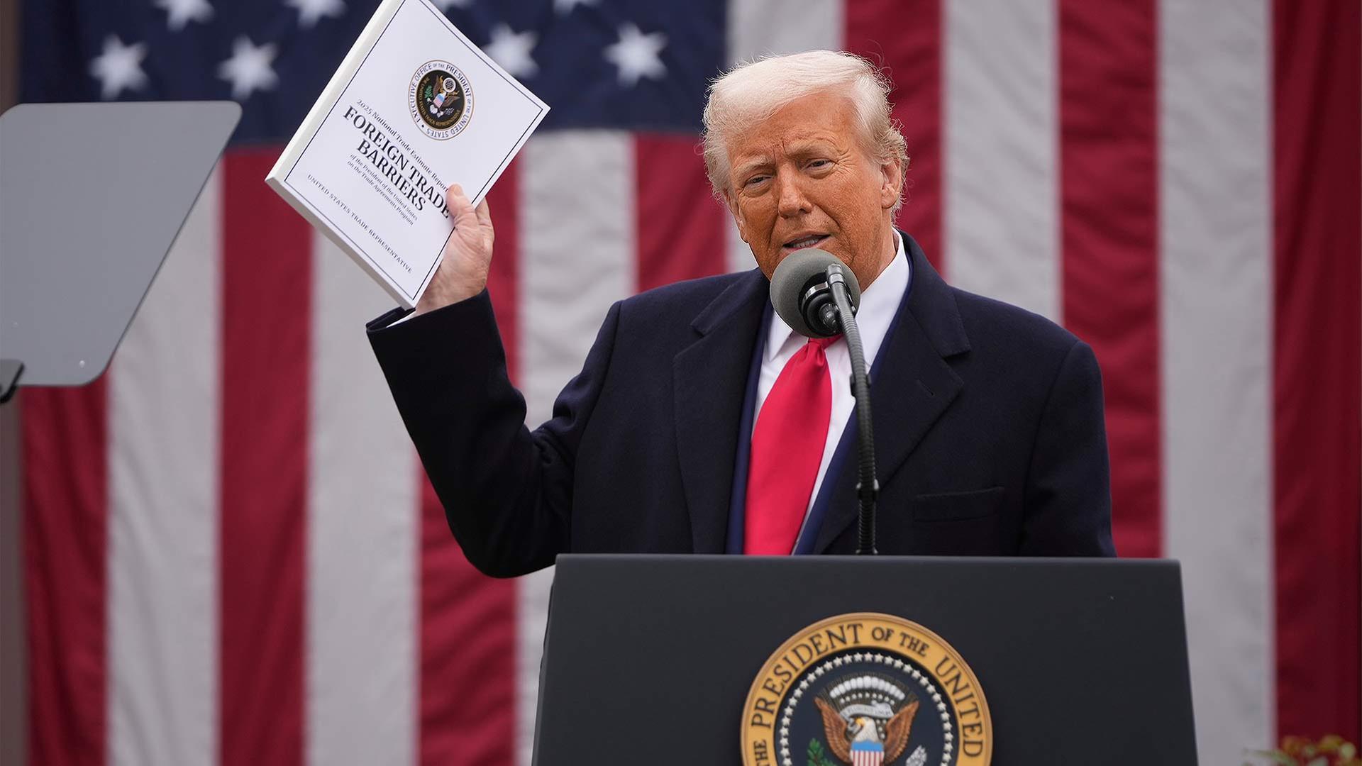Donald Trump bei der Ankündigung von Zöllen. | picture alliance / ASSOCIATED PR