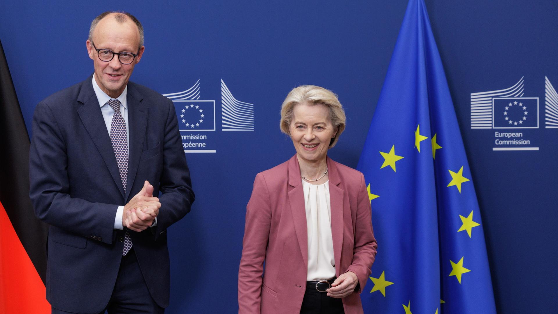 Merz und von der Leyen stehen neben einer Flaggeder EU | EPA