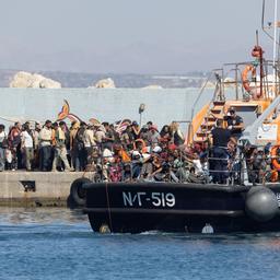 Ein Schiff der griechischen Küstenwache bringt Migranten in den Hafen von Agia Galini.