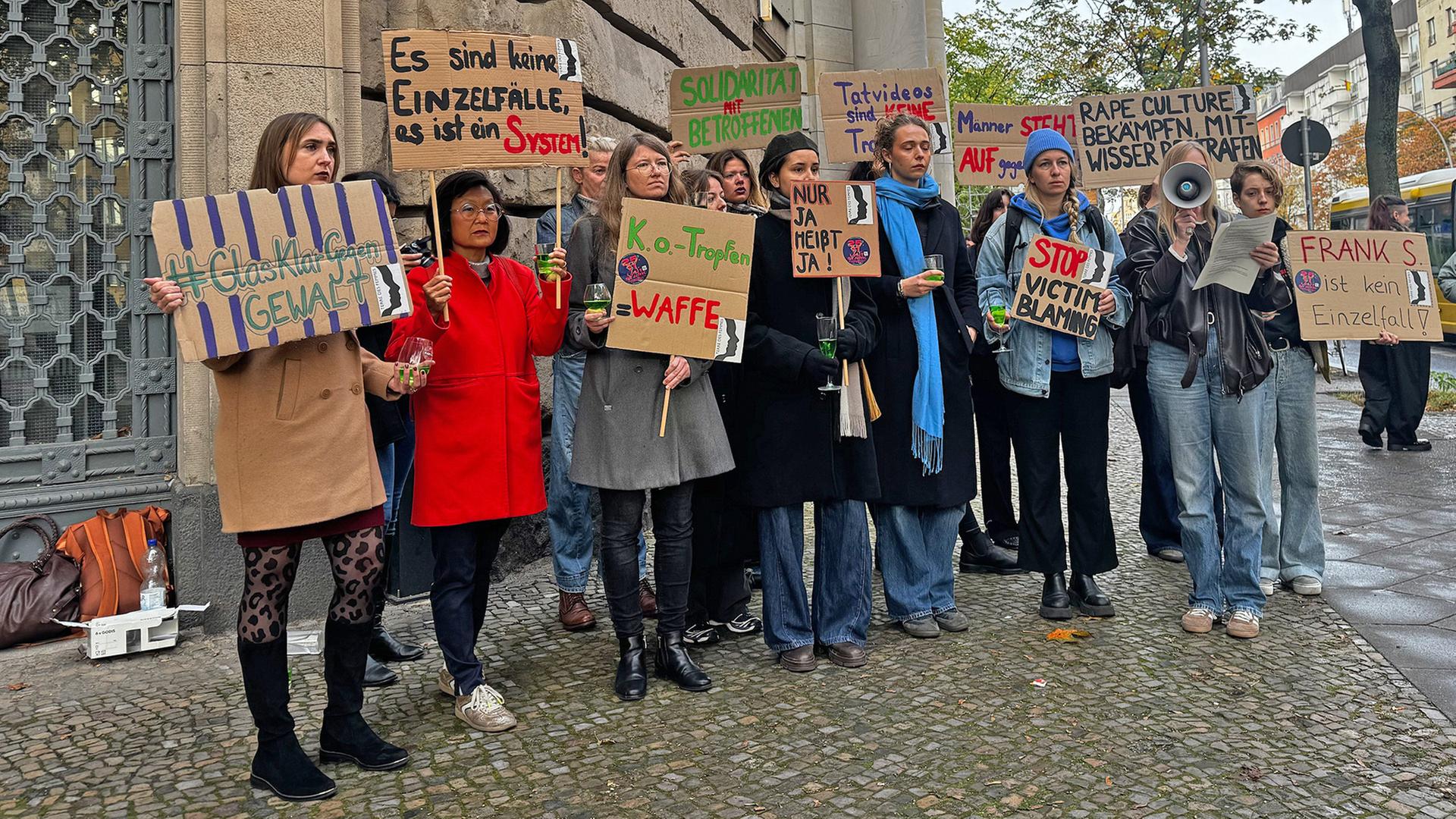 Ein 69-Jähriger soll Frauen betäubt, vergewaltigt und gefilmt haben. Protestierende stehen vor dem Prozess vor dem Landgericht Berlin. (Quelle: rbb/Uwe Wichert) | rbb/Uwe Wichert
