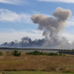 Rauch steigt nach einer Explosionen aus Richtung eines russischen Militärflugplatzes in der Nähe von Novofedorivka (Krim, Ukraine) in den Himmel.