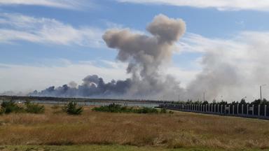 Rauch steigt nach einer Explosionen aus Richtung eines russischen Militärflugplatzes in der Nähe von Novofedorivka (Krim, Ukraine) in den Himmel.