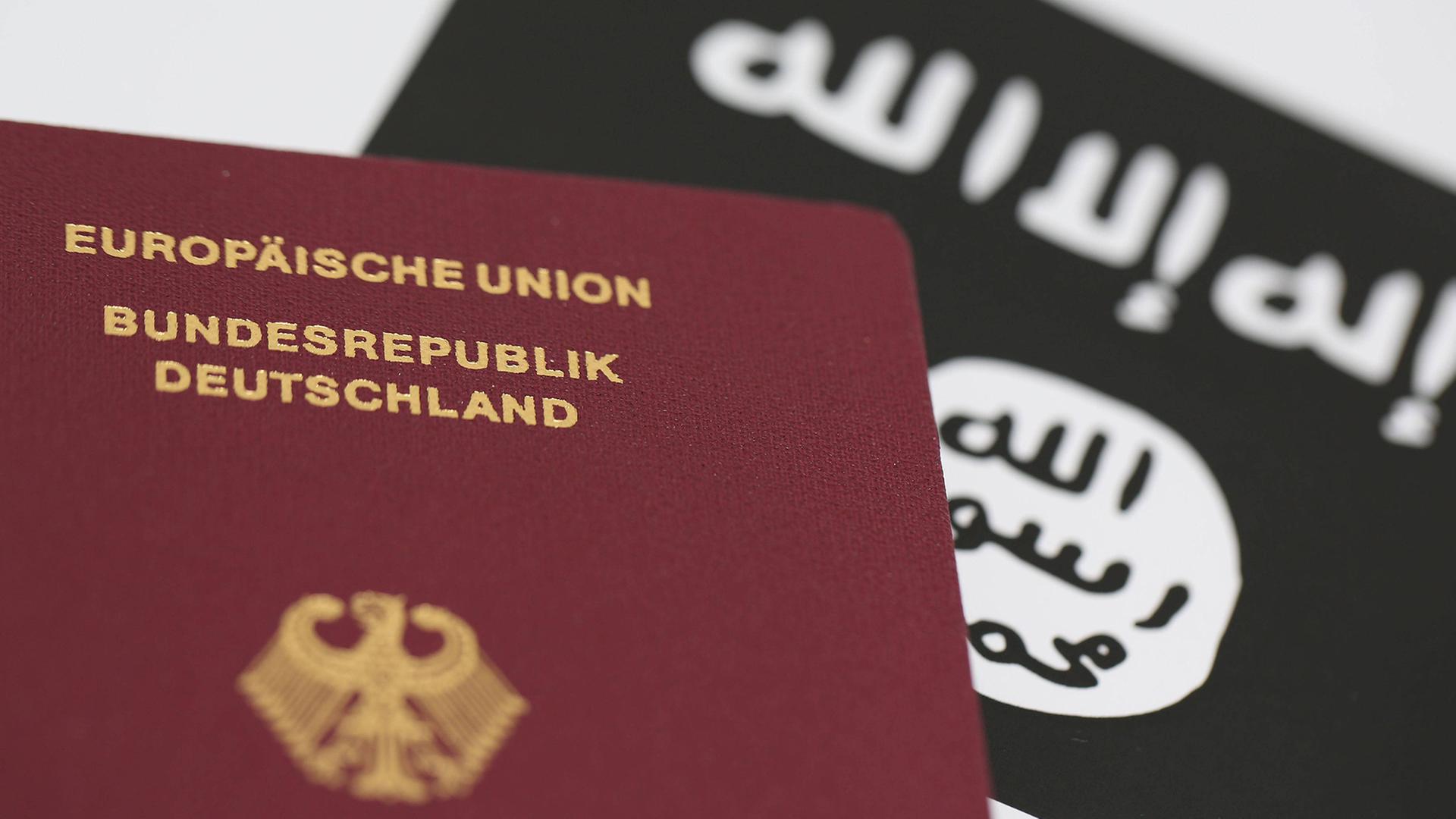 Reisepass vor IS-Flagge | imago/Eibner