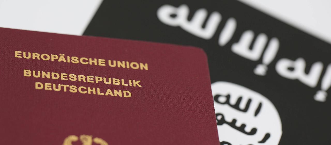 Reisepass vor IS-Flagge