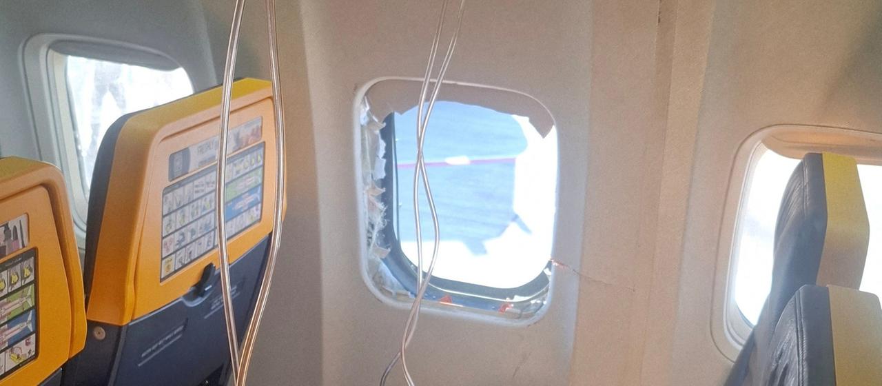 In einem Flugzeug ist eine Scheibe zerbrochen.