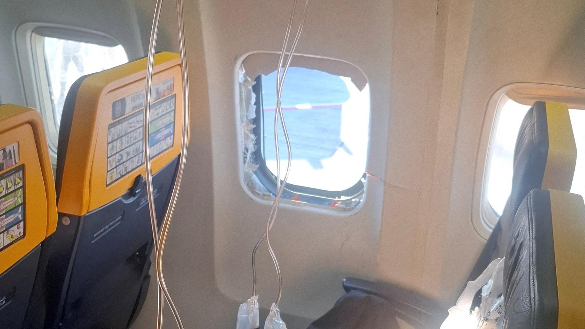 In einem Flugzeug ist eine Scheibe zerbrochen. | Despoina Papapavlou via REUTERS