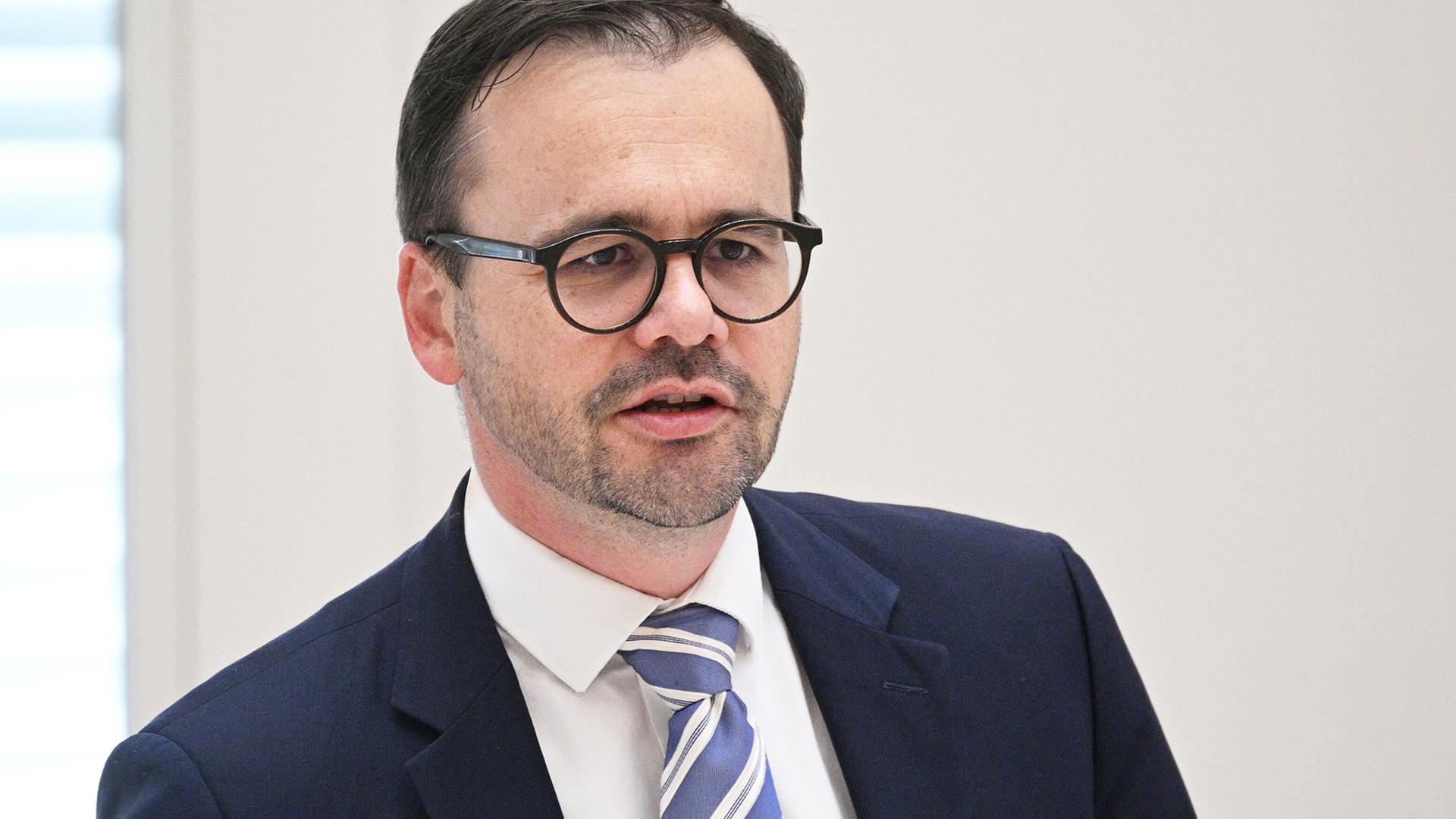 Jan Redmann (CDU), Innenminister in Brandenburg, nimmt an einer Sitzung im Landtag Brandenburg teil. ( Quelle: picture alliance/dpa/Jens Kalaene) | picture alliance/dpa/Jens Kalaene