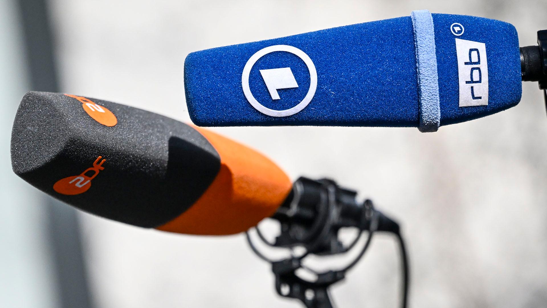 Mikrofone der Sender ARD und ZDF. | picture alliance/dpa