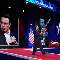 Javier Milei schwingt eine Kettensäge, als er auf der Bühne der Conservative Political Action Conference (CPAC) erscheint.