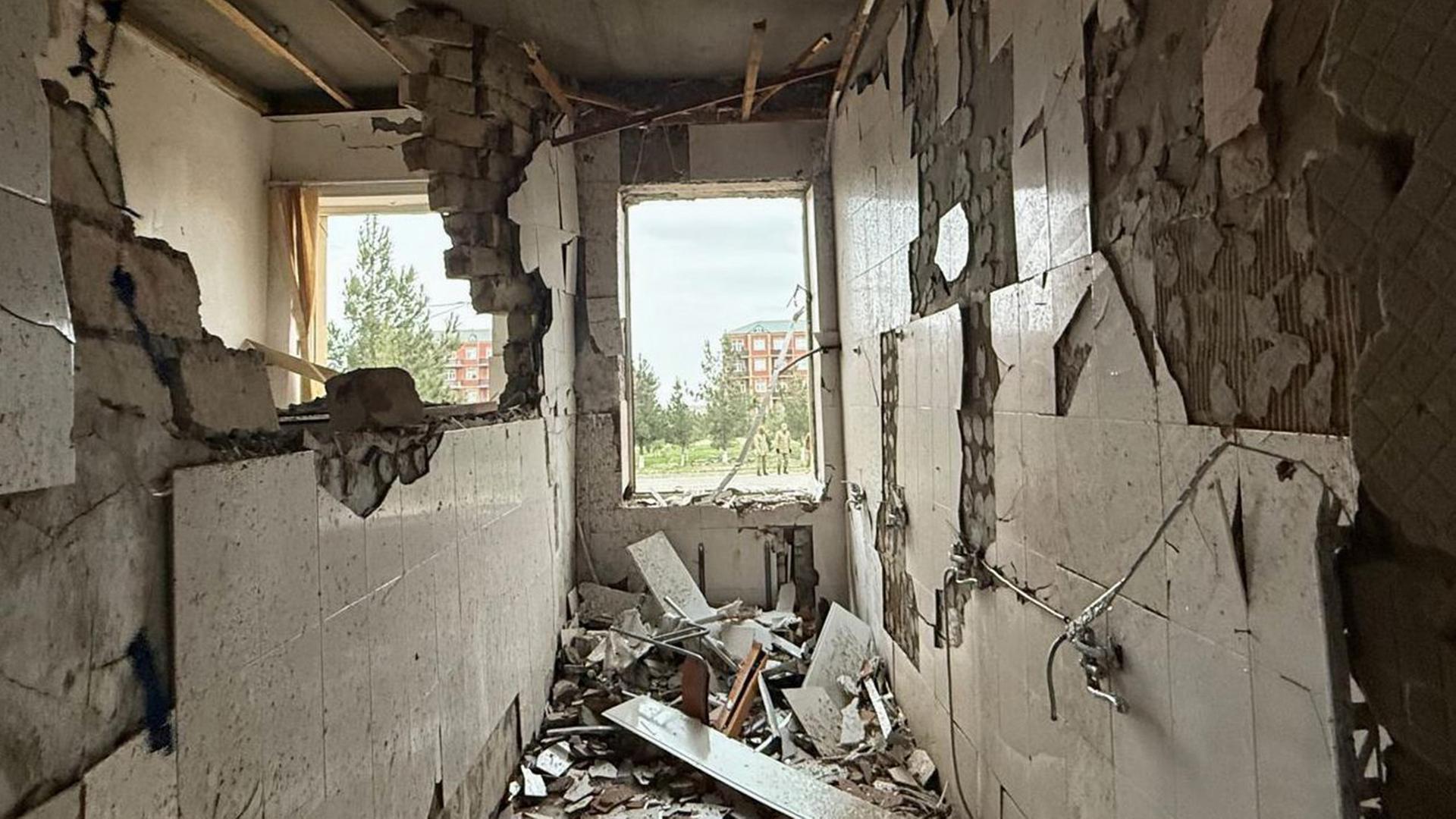 Schäden an einer Schule in Julfa, Aserbaischan. | AP