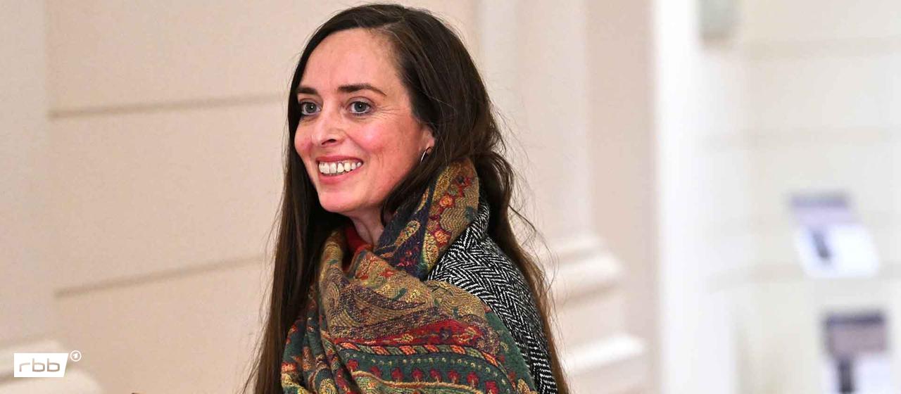 Archivbild: Vanessa Emde (Die Linke) kommt im Berliner Abgeordnetenhaus zu einer Fraktionssitzung ihrer Partei. (Bild: dpa/ Soeren Stache)