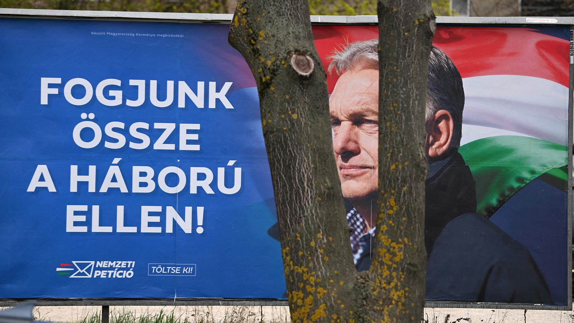Plakatwand mit einem Porträt von Viktor Orbán | AFP