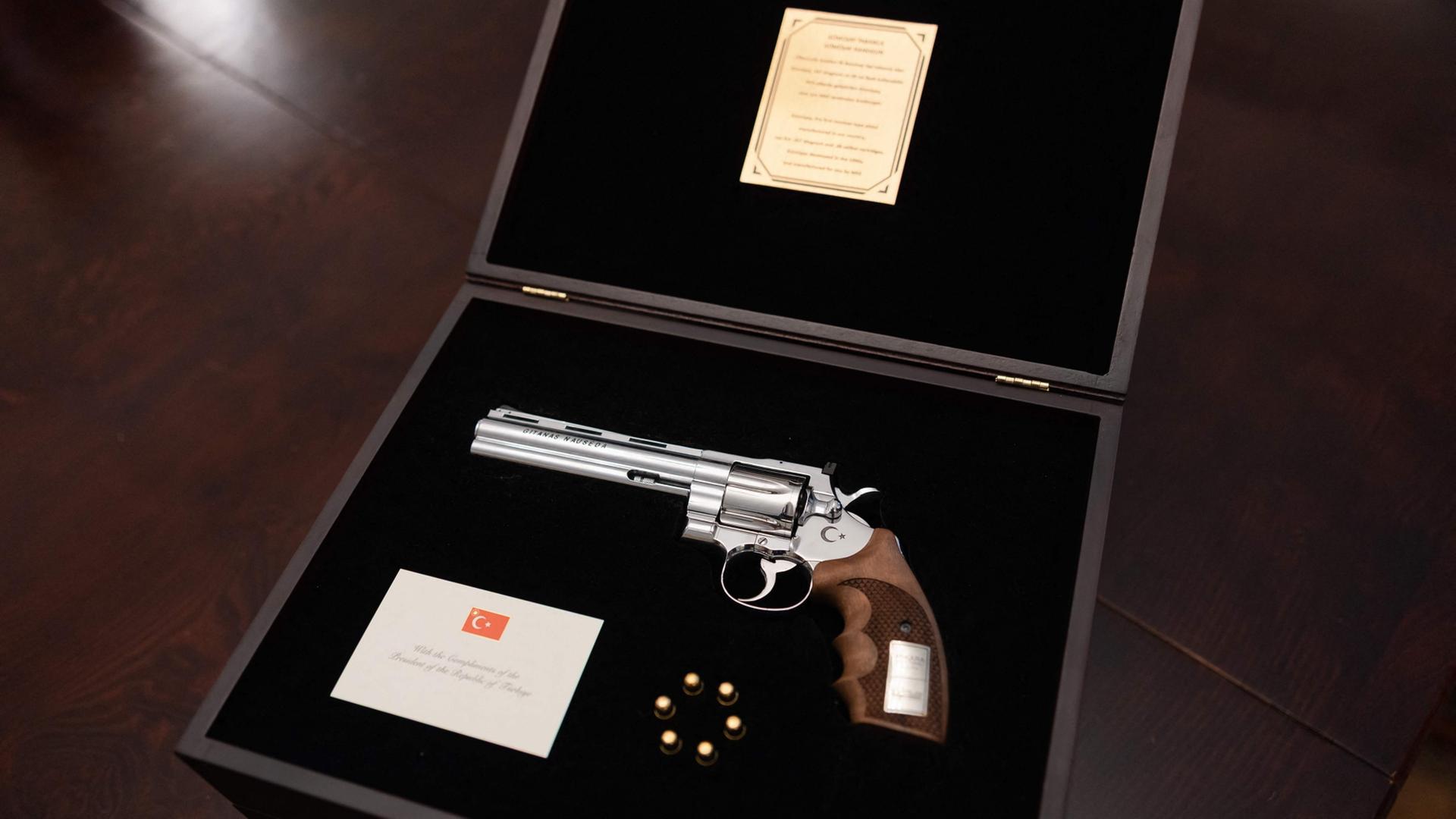 Ein Revolver mit Grußkarte von Recep Tayyip Erdogan in einer Schachtel. | AFP PHOTO / EITVYDAS KINAITIS / OFFICE OF THE LITHUANIAN PRESIDENT