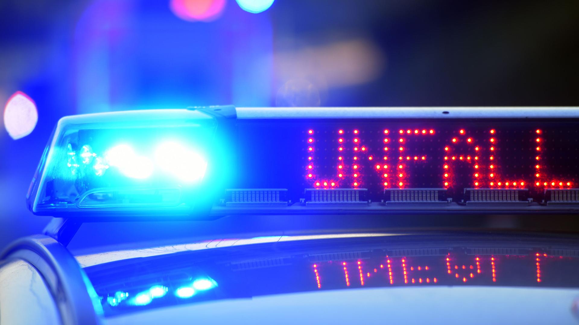 Blaulicht eines Polizeiwagens mit elektronischem Hinweis 