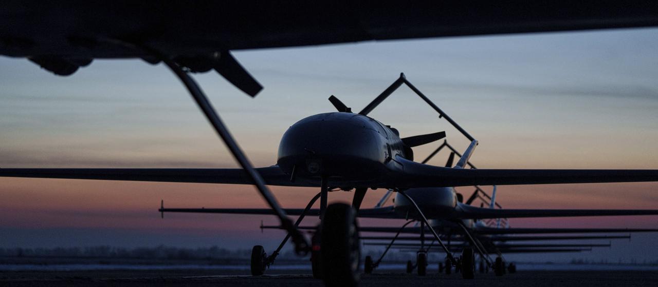 Langstreckendrohnen vom Typ An-196 Lyuty stellen sich vor dem Start in der Ukraine auf.