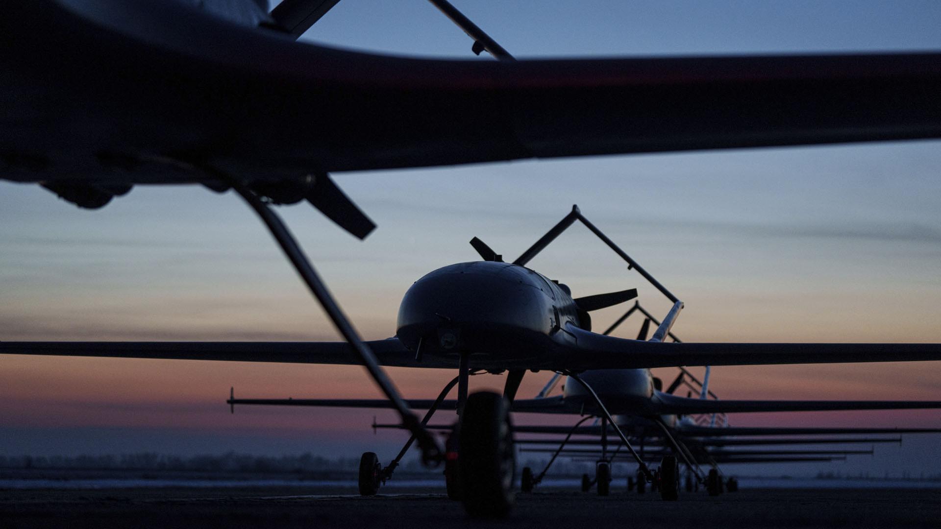 Langstreckendrohnen des Typs An-196 Ljutyj stehen vor dem Start in einer Reihe in der Ukraine. | dpa