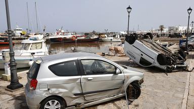 Beschädigte Autos im Hafen von Naousa auf der griechischen Ägäis-Insel Paros.