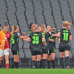 Jubel bei den Fußballerinnen des VfL Wolfsburg (r.) nach einem Torerfolg gegen Galatasaray Istanbul