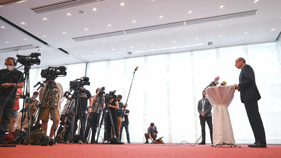 Der hessische Innenminister Peter Beuth gibt den Rücktritt von Landespolizeipräsident Münch bekannt.