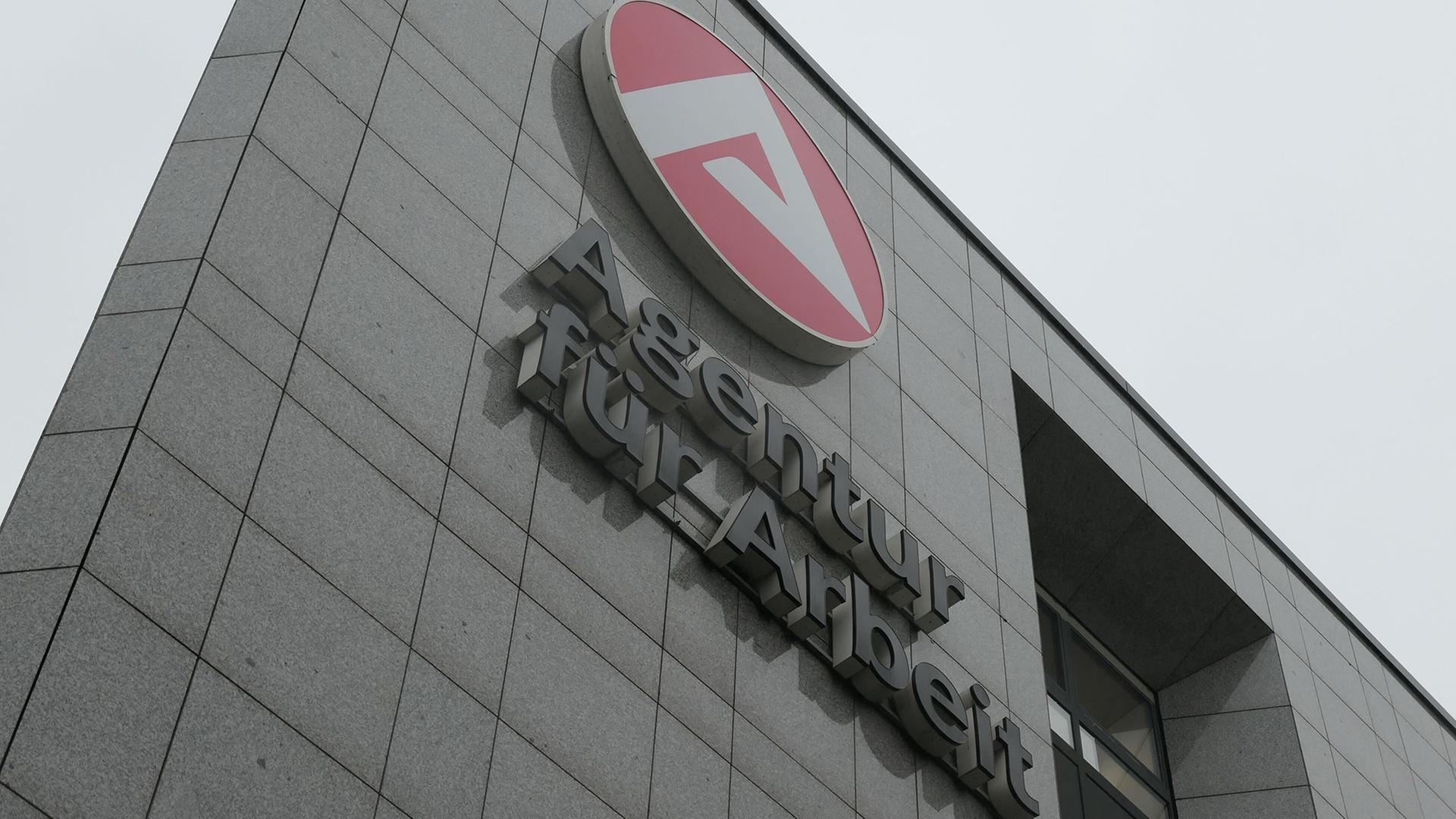 Logo an einer Agentur für Arbeit | dpa