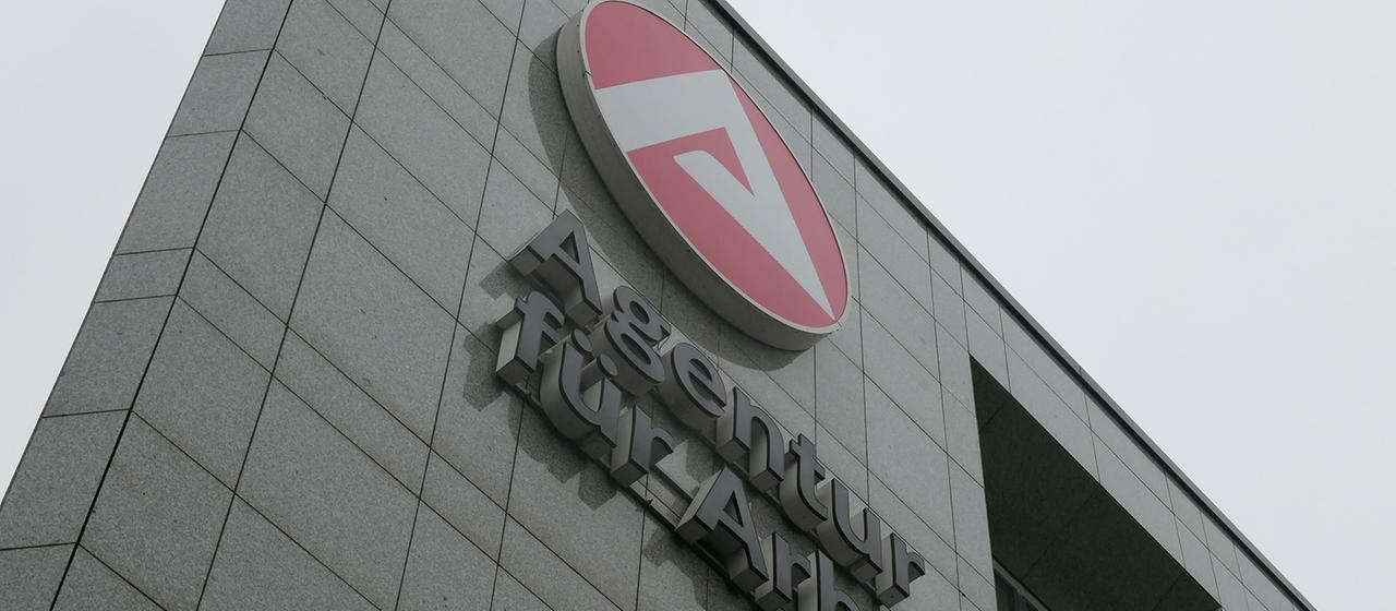 Logo an einer Agentur für Arbeit