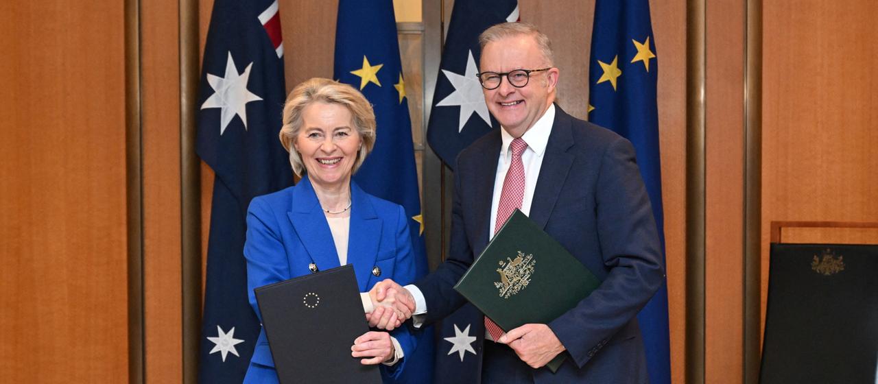 Ursula von der Leyen und Anthony Albanese schütteln sich die Hände.