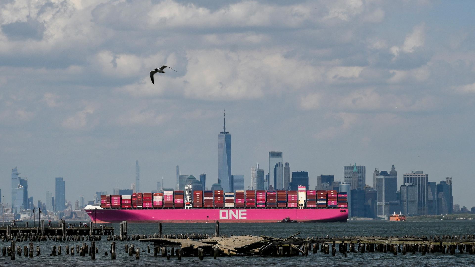 Ein Containerschiff vor der Skyline Manhattans in New York, USA. | AFP