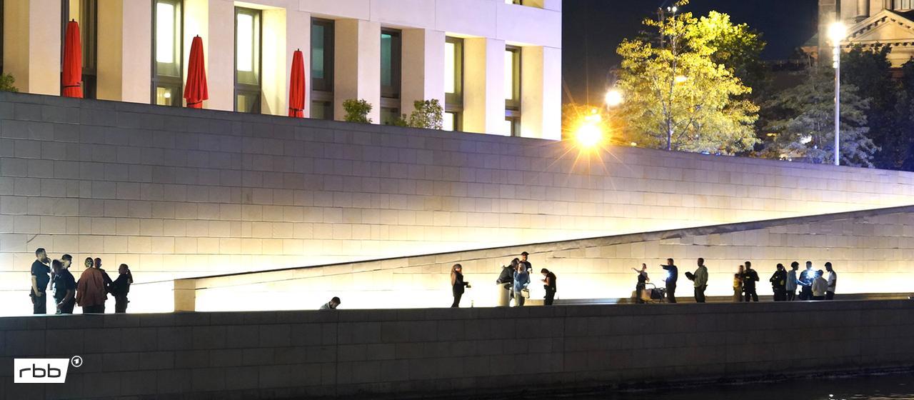 Archivbild: Einsatzkräfte der Polizei stehen vor dem Humboldt-Forum am Ufer der Spree am 12.09.2025. (Quelle: dpa/Pierce Adler)