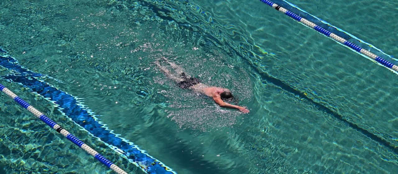 Ein Mann in einem Schwimmbecken