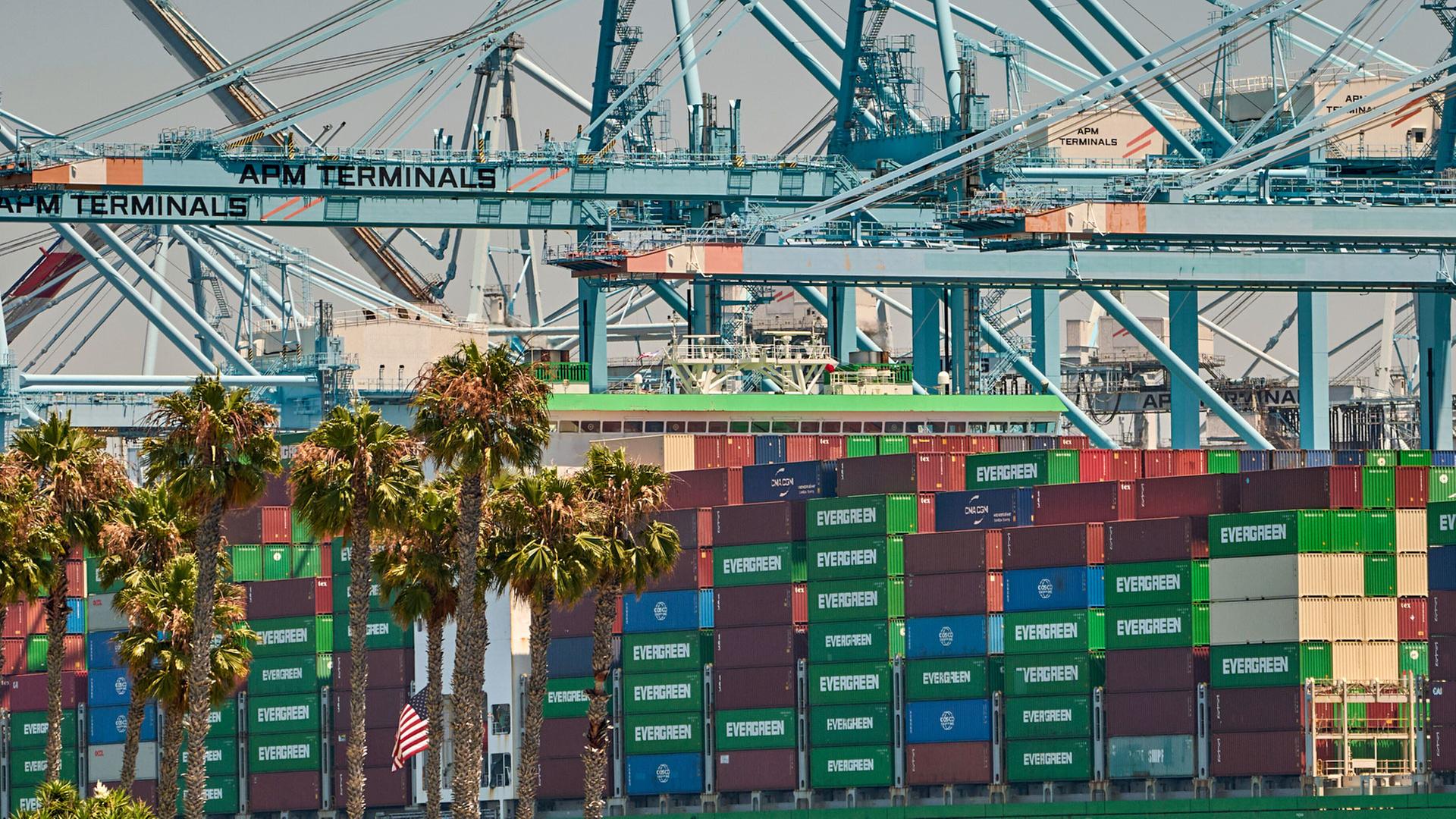 Container im Hafen von Los Angeles, USA. | picture alliance / ASSOCIATED PR