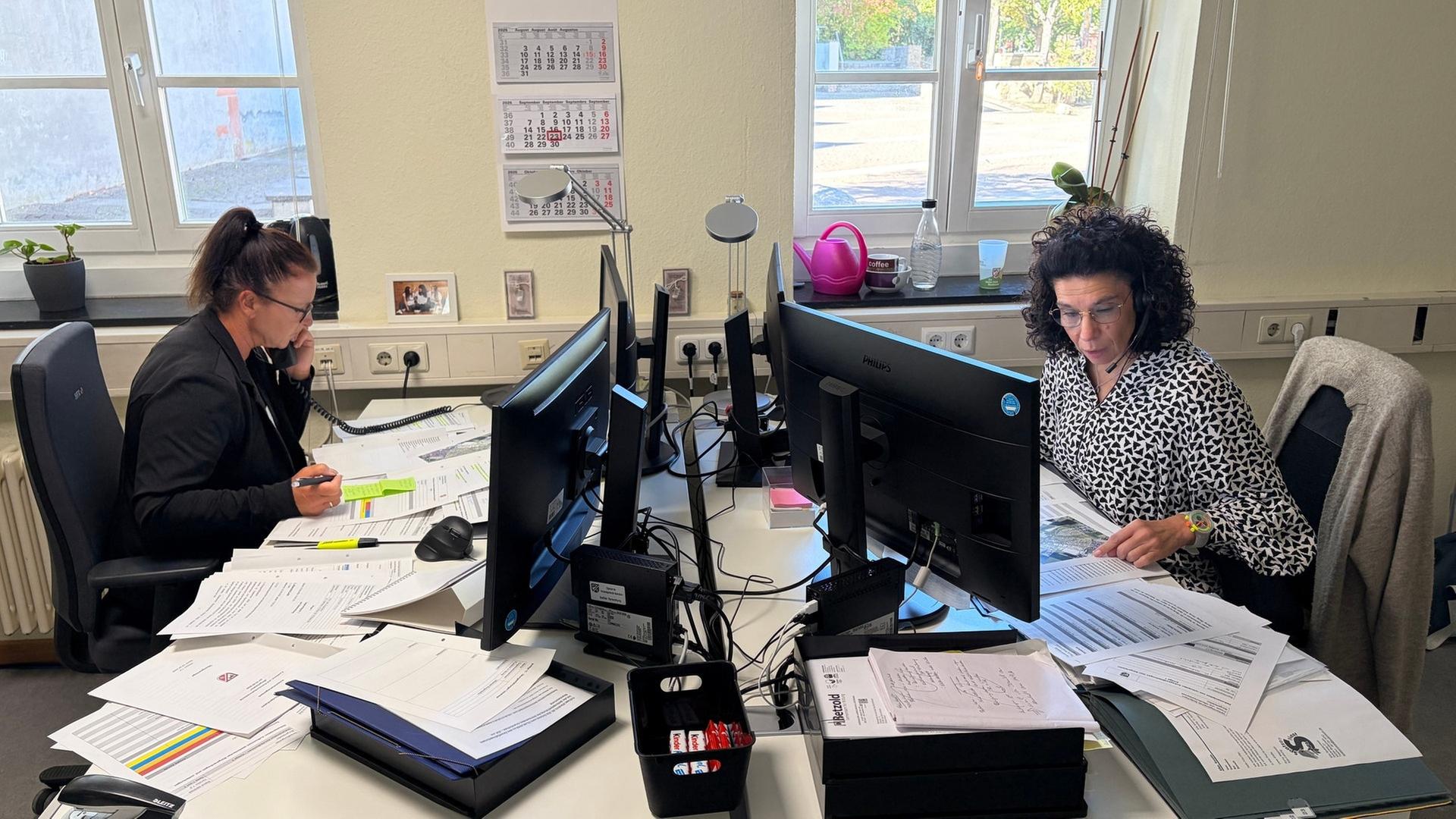 Zwei Mitarbeiterinnen der VG Bodenheim trainieren für den Ernstfall am Bürgertelefon.  | SWR, Alexander Dietz