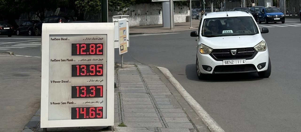 Preistafel an einer Tankstelle in Rabat, Nordafrika.