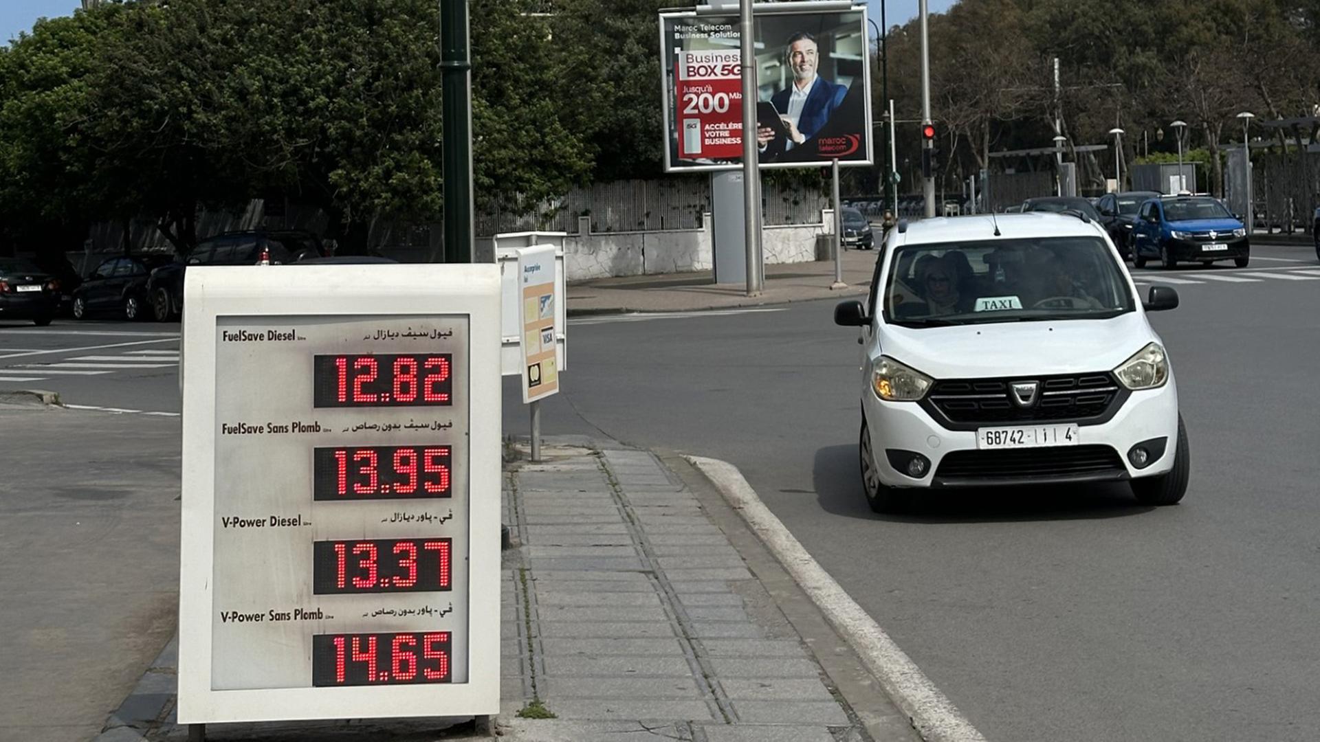 Preistafel an einer Tankstelle in Rabat, Nordafrika. | Stefan Ehlert
